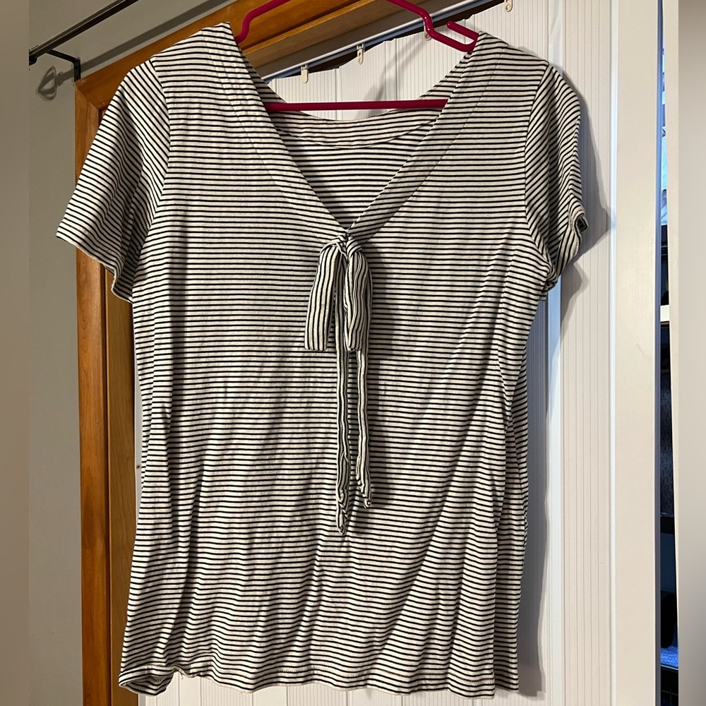 Banana Repulic designer tee black and white stripes